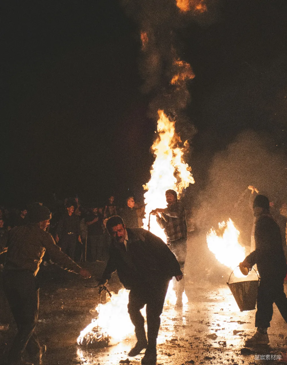 高清摄影 节日 烟火 夜景 人像 庆祝 夜晚的火光与欢庆