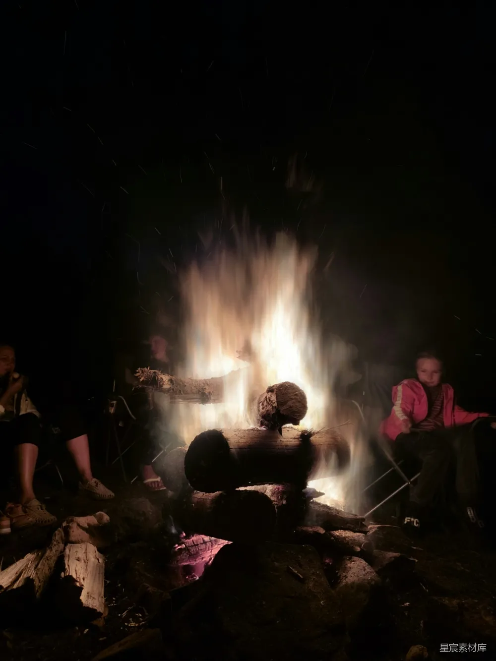高清摄影 篝火 夜晚 户外活动 家庭聚会 温暖 篝火旁的夜晚
