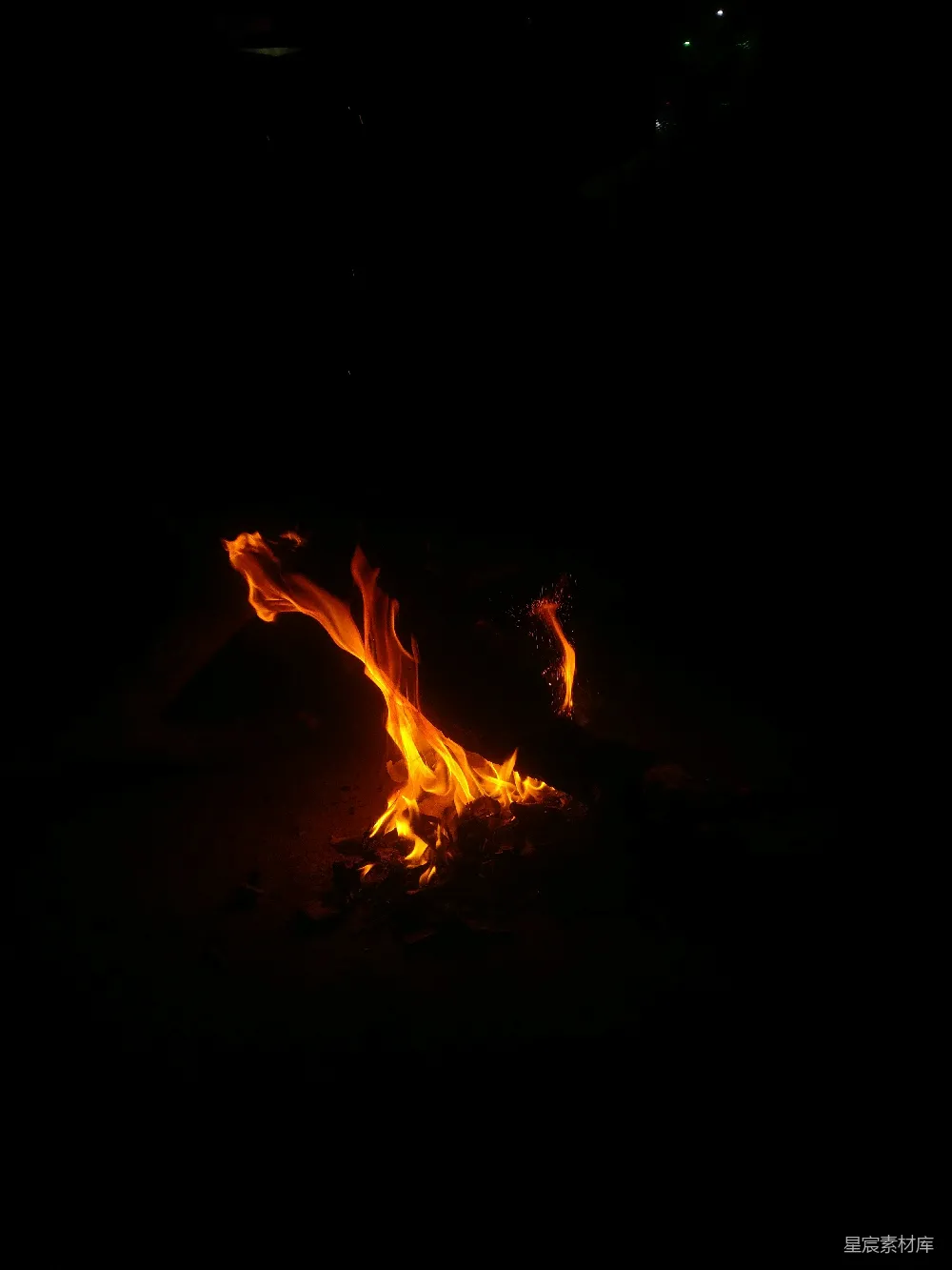 高清摄影 篝火 夜晚 温暖 自然 户外 夜幕下的篝火