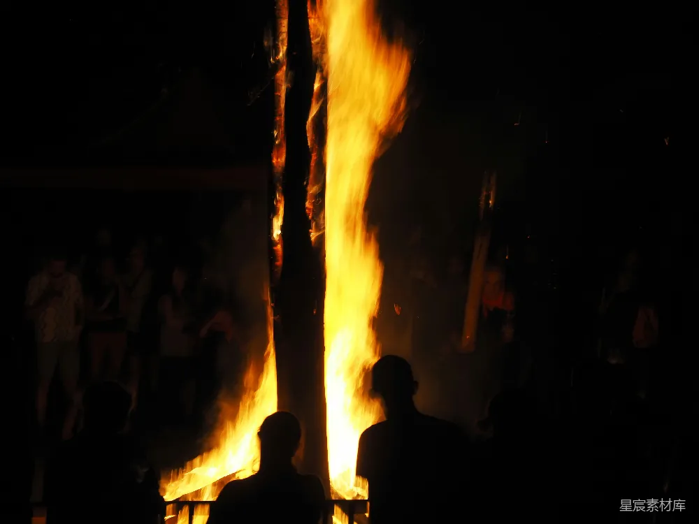 高清摄影 篝火 夜景 节日 社交 户外活动 夜幕下的篝火晚会