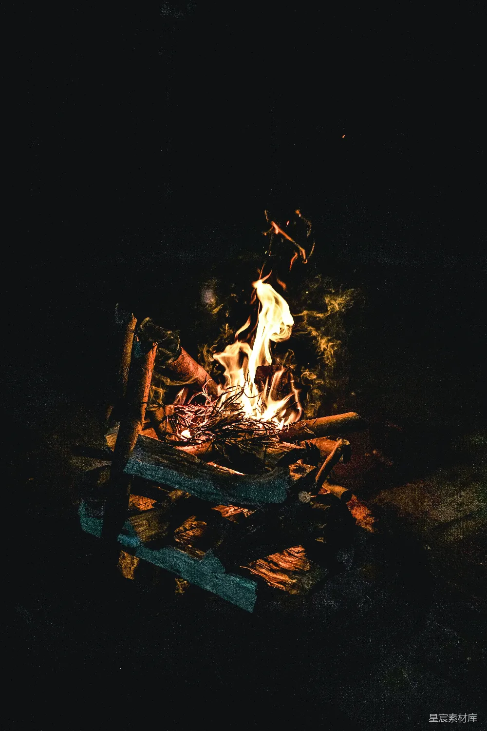 高清摄影 篝火 夜晚 温暖 户外 自然 夜幕下的篝火