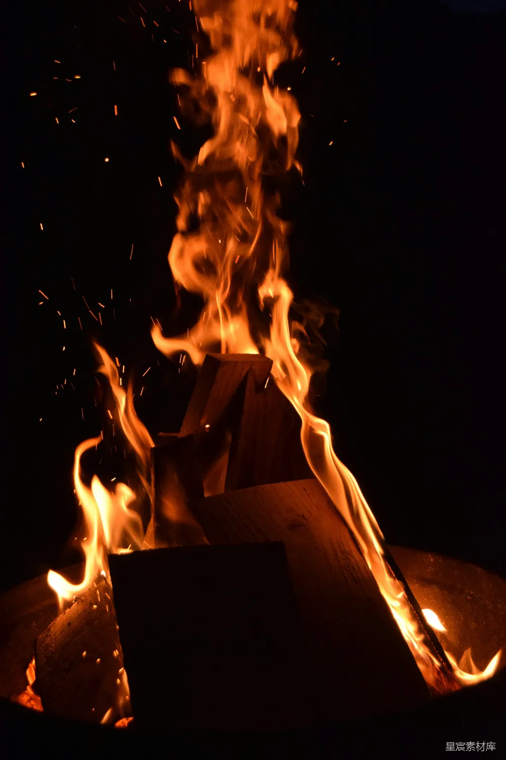 高清摄影 篝火 火焰 夜晚 温暖 户外 篝火的温暖