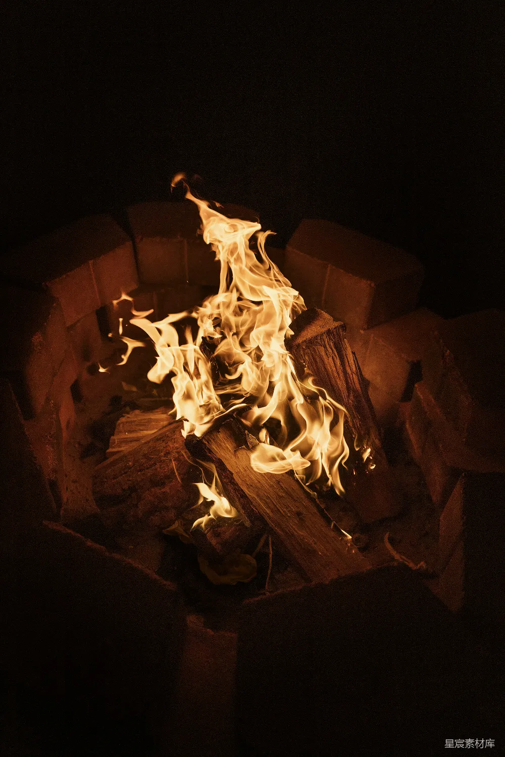 高清摄影 壁炉 火焰 温暖 夜晚 舒适 温暖的壁炉火光