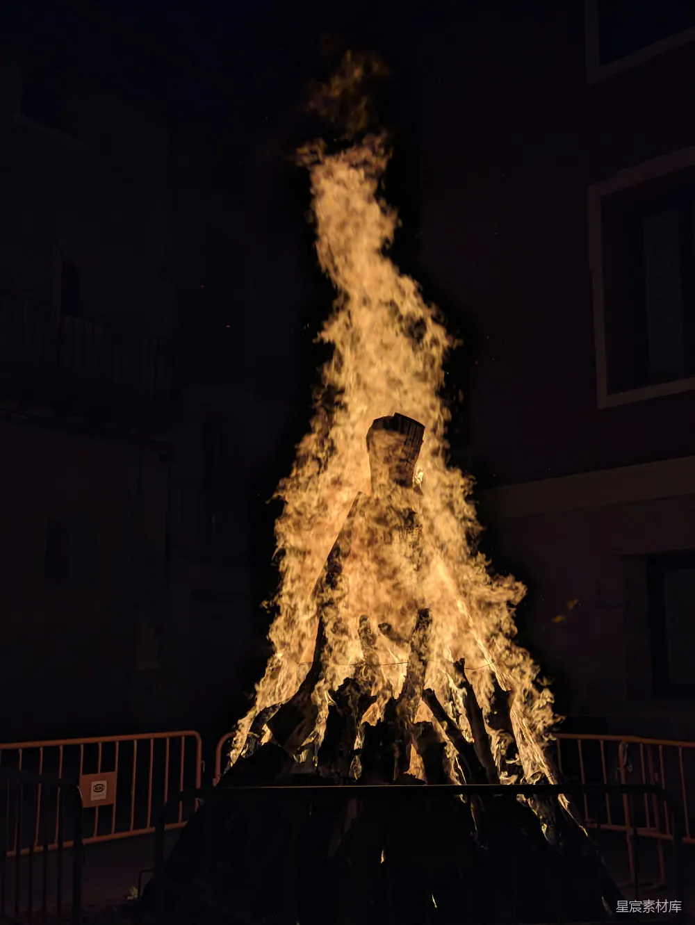高清摄影 火焰 夜晚 节日 庆祝 城市 夜空中的火焰