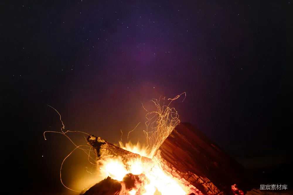 高清摄影 篝火 夜景 星空 户外 温暖 夜空下的篝火