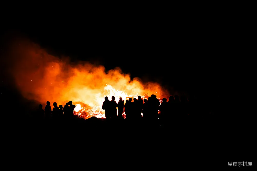高清摄影 篝火 夜晚 人群 节日 庆祝 夜晚的篝火与人群