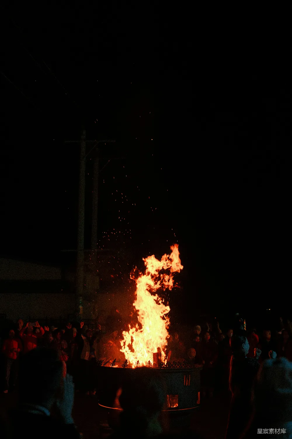 高清摄影 篝火 夜晚 节日 人群 篝火晚会