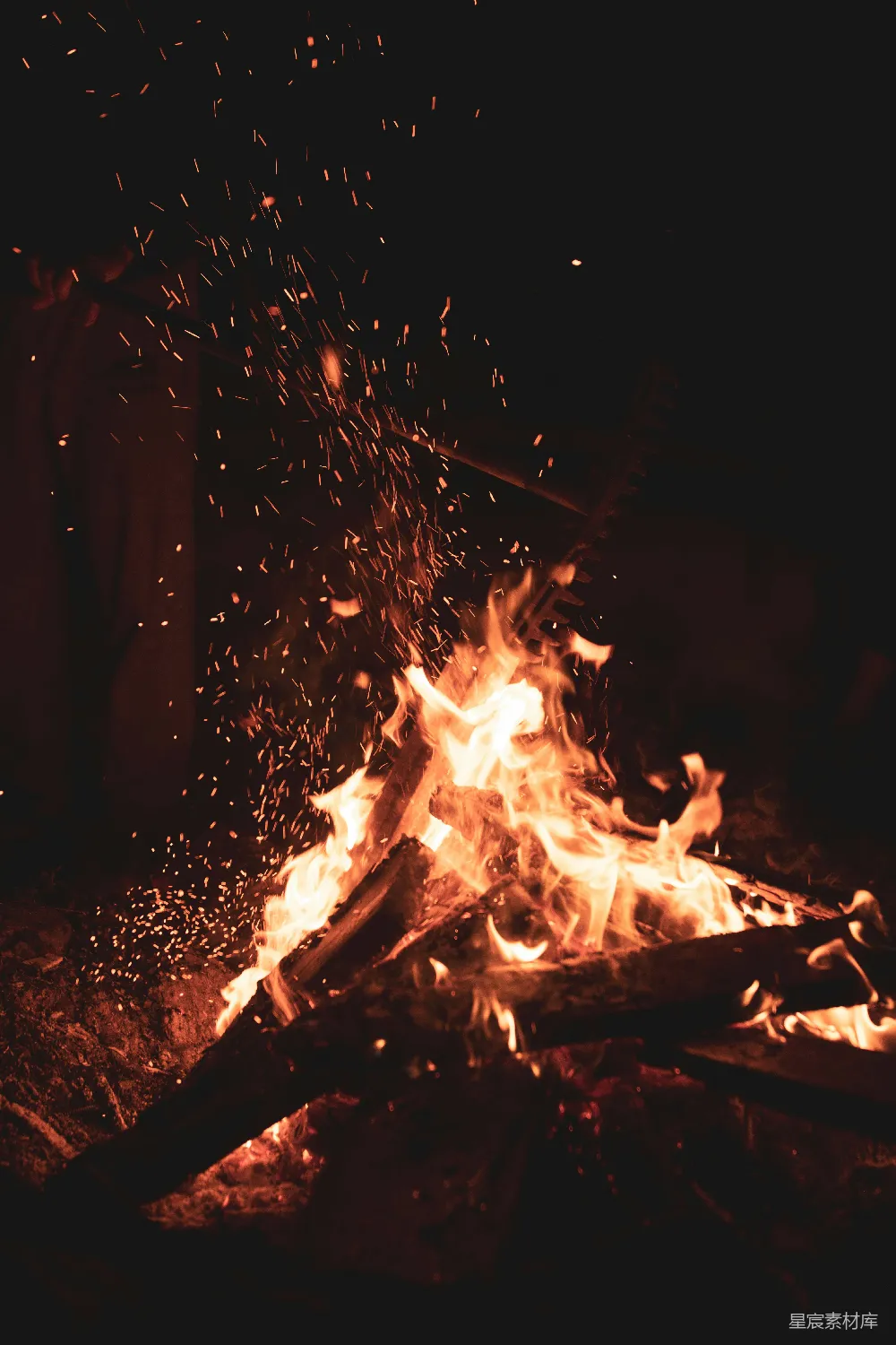 高清摄影 篝火 夜晚 火花 户外活动 温暖 篝火晚会的温暖瞬间