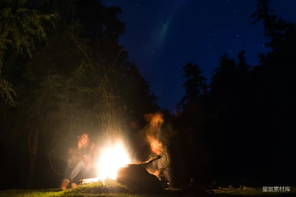 高清摄影 夜景 户外 友情 星空 篝火 篝火下的宁静夜晚