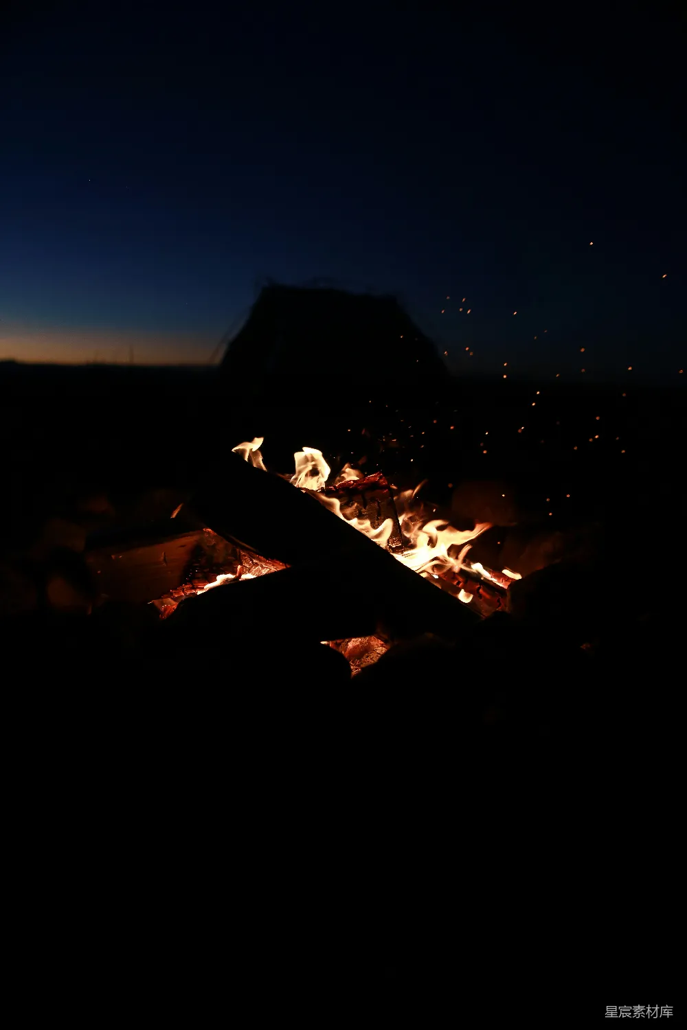 高清摄影 夜晚 篝火 露营 浪漫 户外 篝火晚会