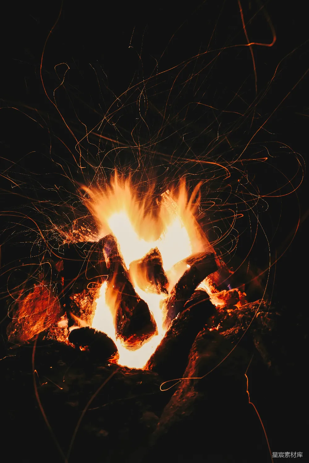 高清摄影 篝火 夜晚 火星 温暖 户外活动 篝火与飞舞的火星