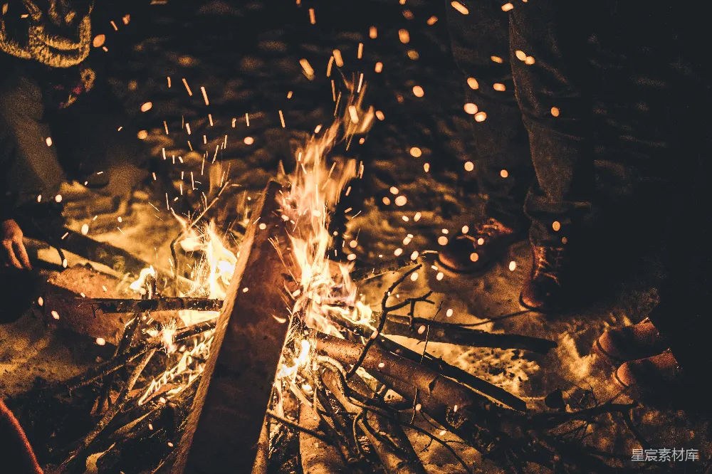 高清摄影 篝火 温暖 户外 夜晚 聚会 篝火晚会的温暖时刻