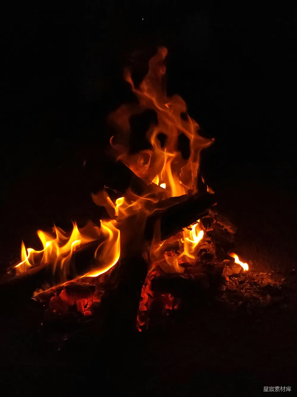 高清摄影 篝火 夜景 温暖 自然 户外 夜幕下的篝火