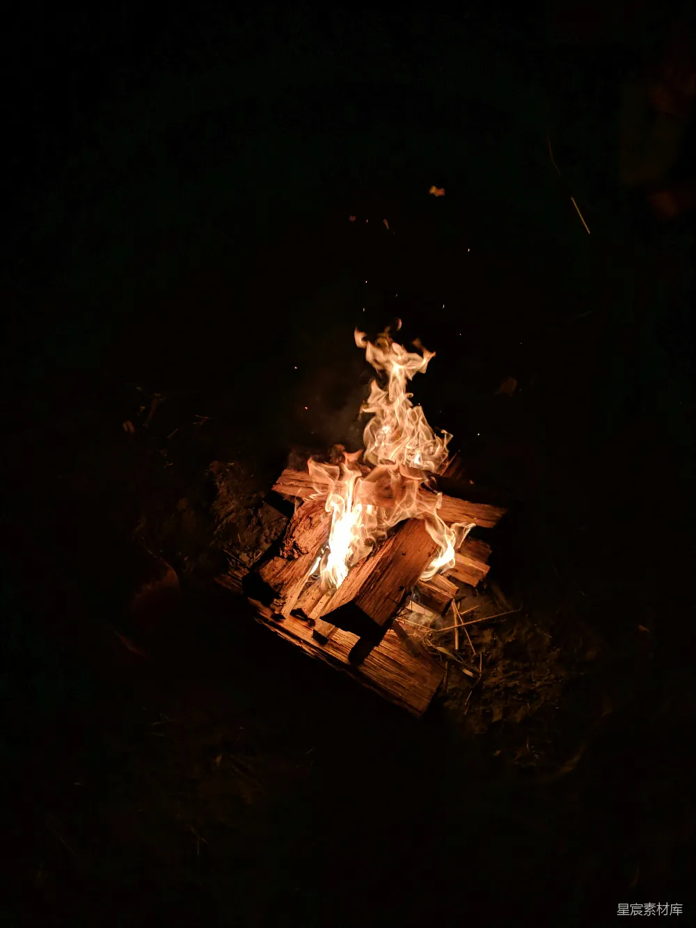 高清摄影 篝火 夜晚 户外 温暖 自然 篝火