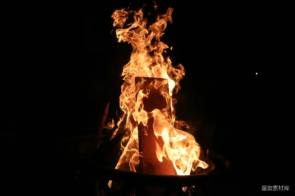 高清摄影 篝火 夜晚 火焰 温暖 户外 夜晚篝火的燃烧