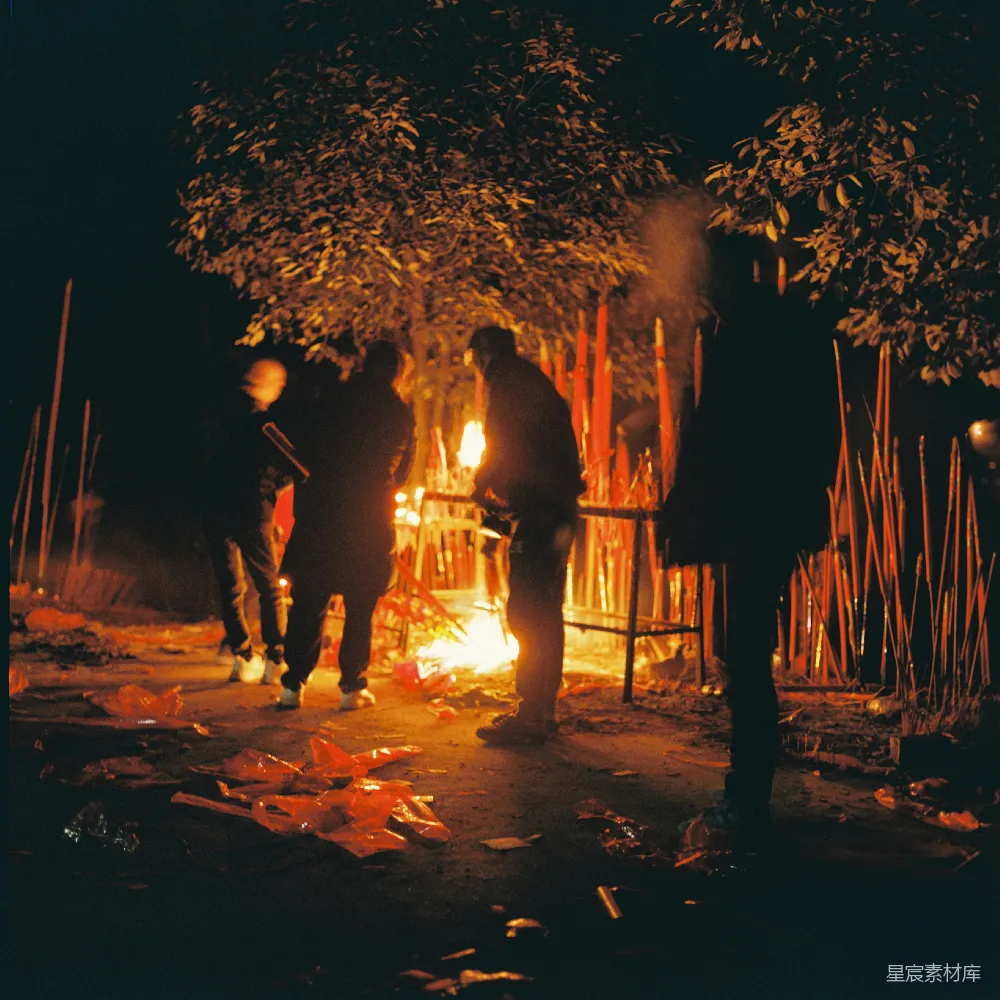 高清摄影 夜晚 祭拜 火光 人们 传统文化 夜晚的祭拜场景