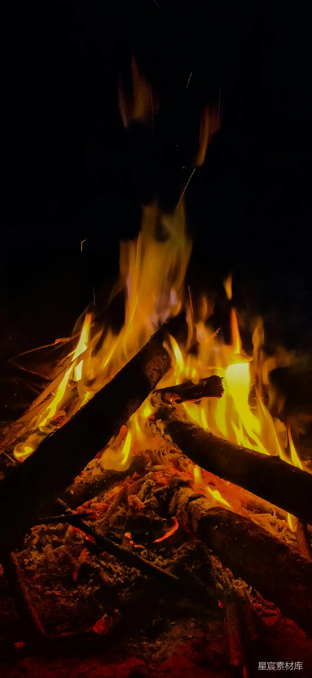 高清摄影 篝火 夜晚 温暖 户外 自然 篝火夜晚