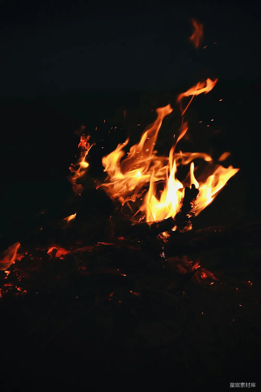 高清摄影 篝火 夜晚 温暖 户外活动 浪漫 篝火晚会