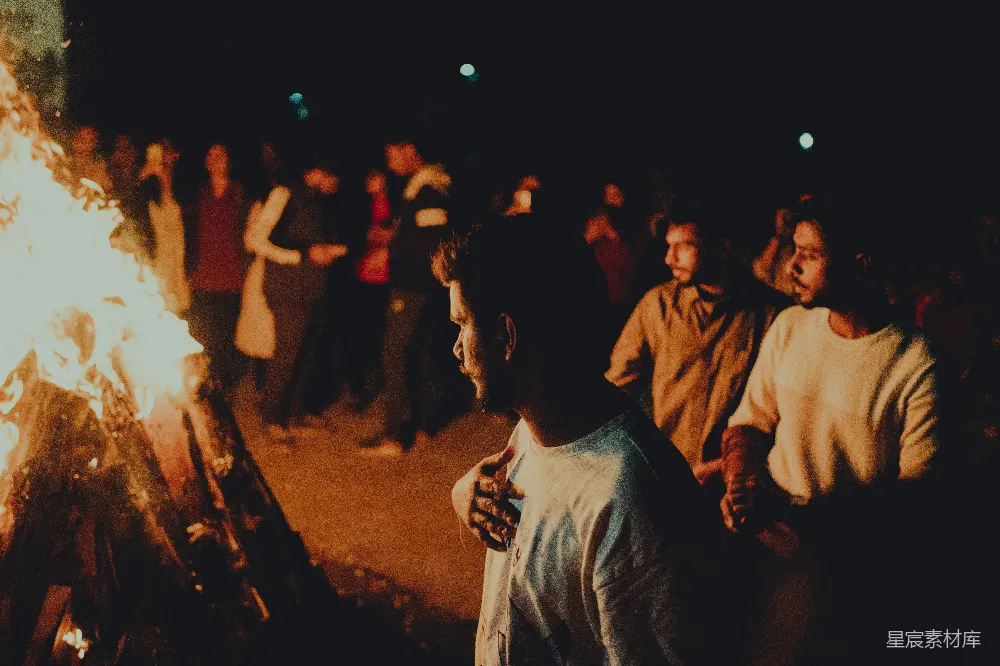 高清摄影 篝火 夜晚 聚会 友情 自然 篝火旁的夜晚聚会