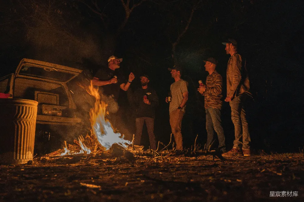 高清摄影 篝火 夜晚 户外 聚会 友谊 篝火旁的夜晚聚会