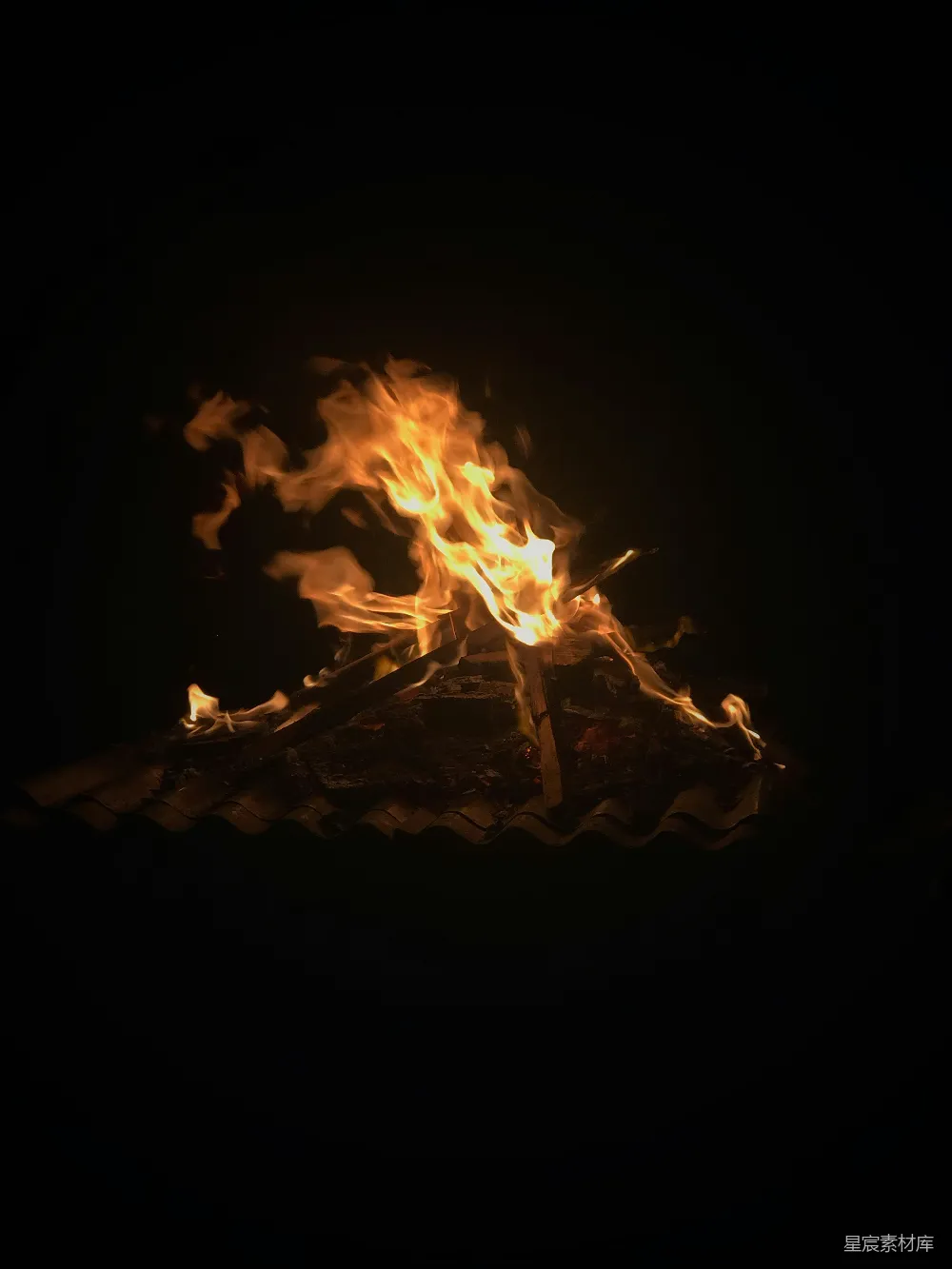 高清摄影 篝火 夜景 温暖 户外 黑暗 夜晚的篝火