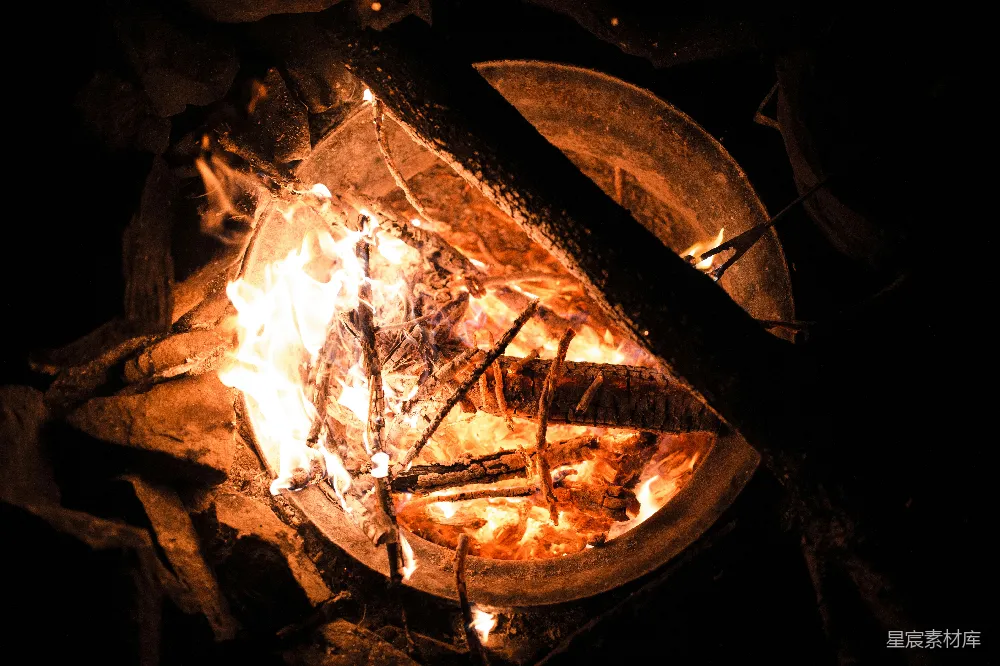 高清摄影 篝火 夜晚 温暖 户外 自然 篝火夜晚的温暖