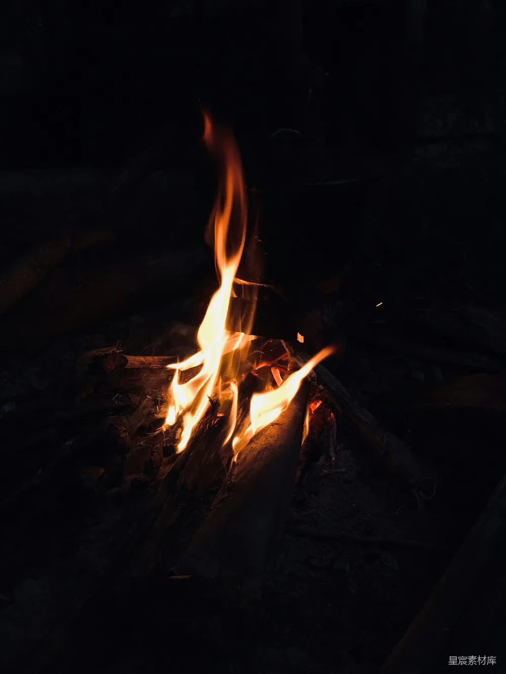 高清摄影 篝火 夜晚 温暖 自然 户外 篝火夜晚的温暖