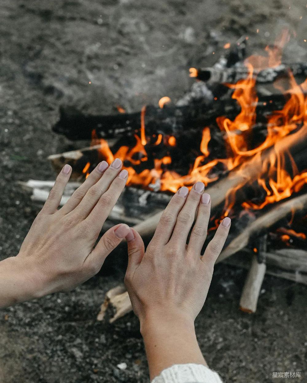 高清摄影 篝火 温暖 户外 自然 放松 篝火旁取暖的手