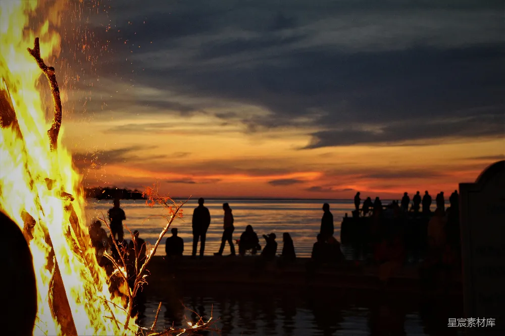 高清摄影 篝火 夕阳 海滩 聚会 自然 夕阳下的篝火晚会