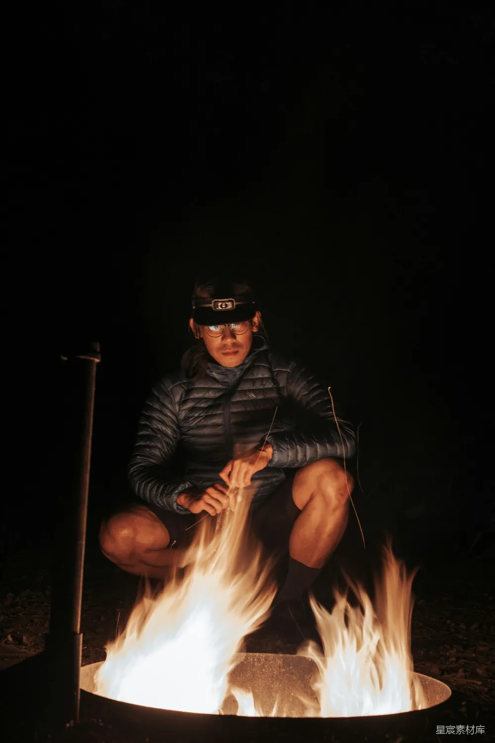 高清摄影 夜晚 篝火 户外 温暖 旅行 篝火旁的男子