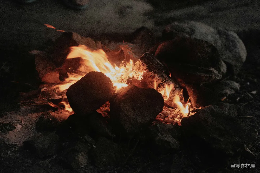高清摄影 篝火 温暖 户外 夜晚 放松 篝火晚会的温暖时光