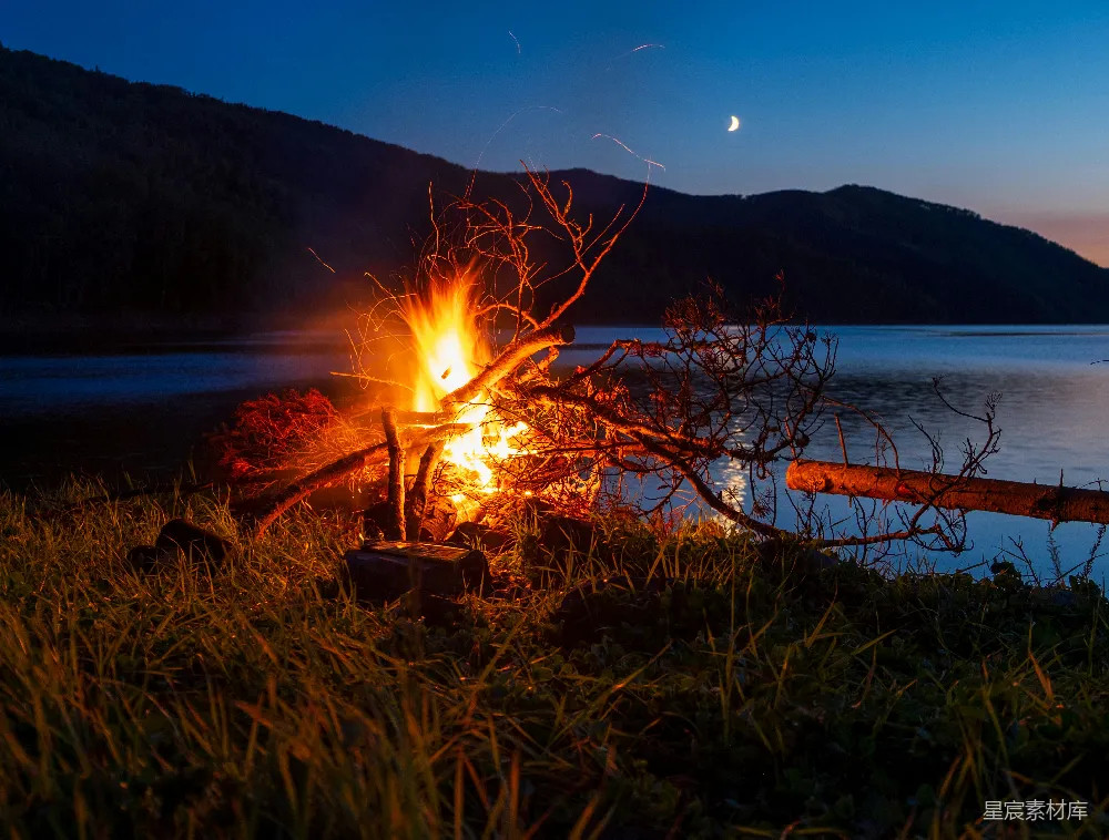 高清摄影 篝火 湖景 自然 夜晚 户外 湖边的篝火夜景