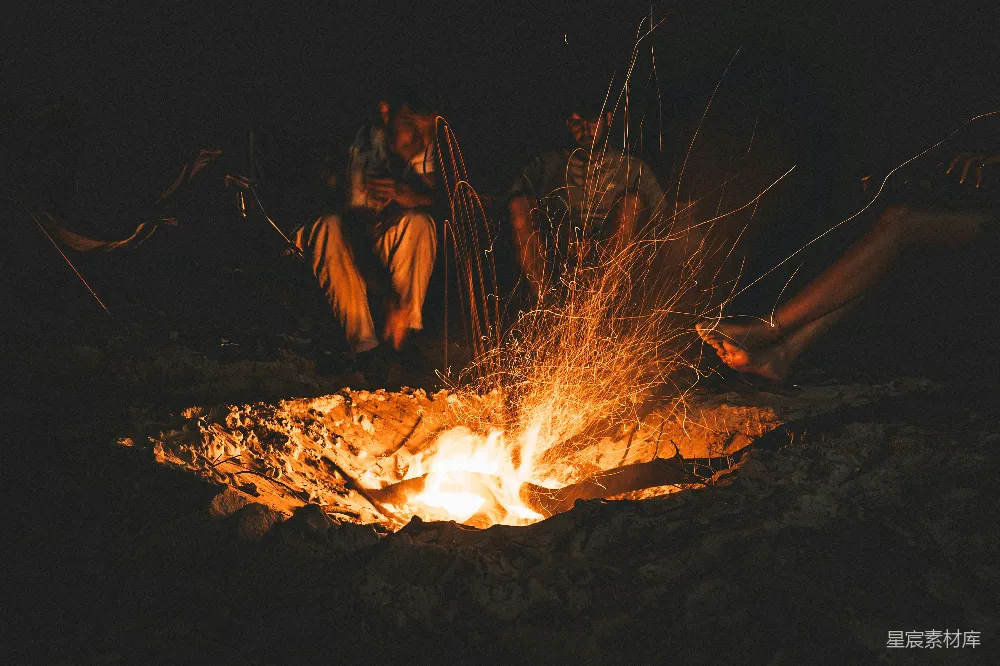 高清摄影 篝火 夜晚 户外 友谊 温暖 篝火旁的夜晚时光