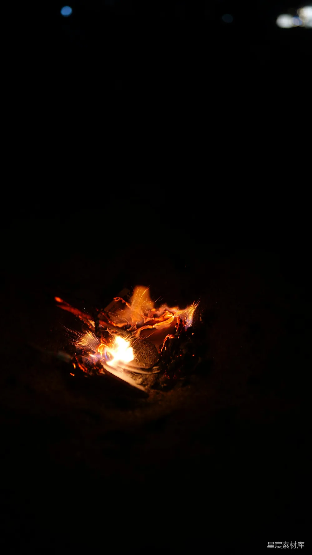高清摄影 篝火 夜景 温暖 户外 宁静 夜幕下的篝火