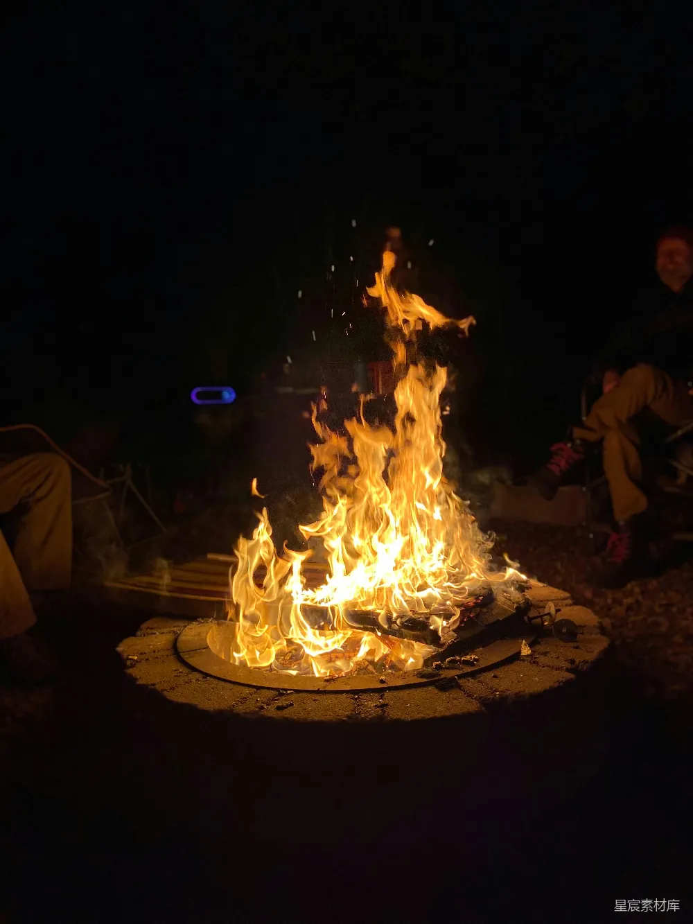 高清摄影 篝火 夜晚 户外活动 温暖 放松 篝火晚会