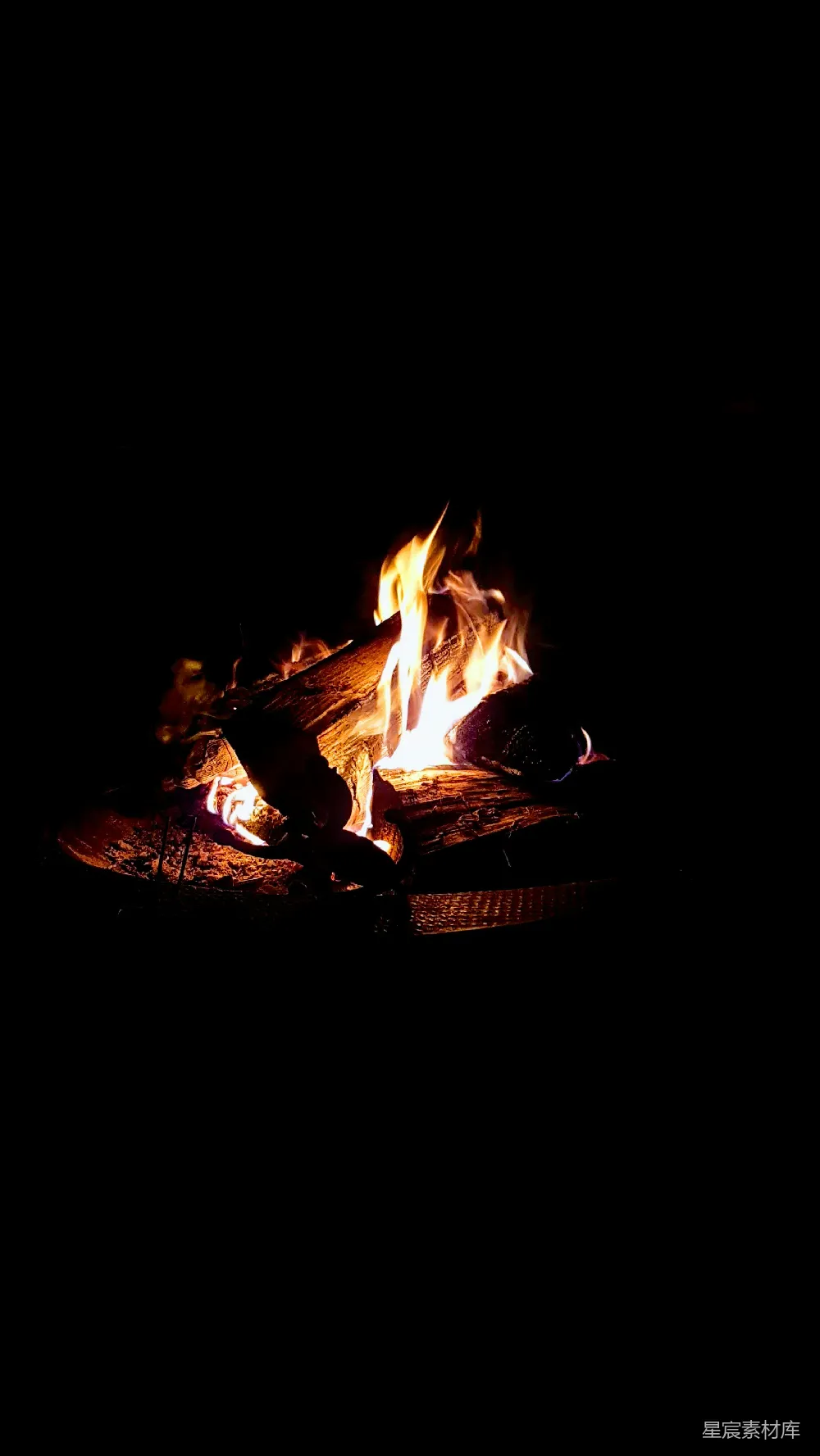 高清摄影 篝火 夜晚 温暖 静谧 户外 篝火下的宁静
