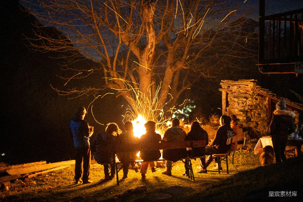 高清摄影 篝火 夜晚 户外 朋友 温暖 篝火旁的夜晚聚会