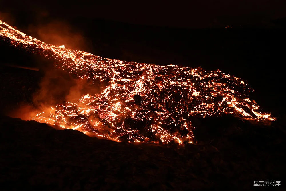 高清摄影 火山 熔岩 夜景 自然现象 壮观 熔岩流下的夜景