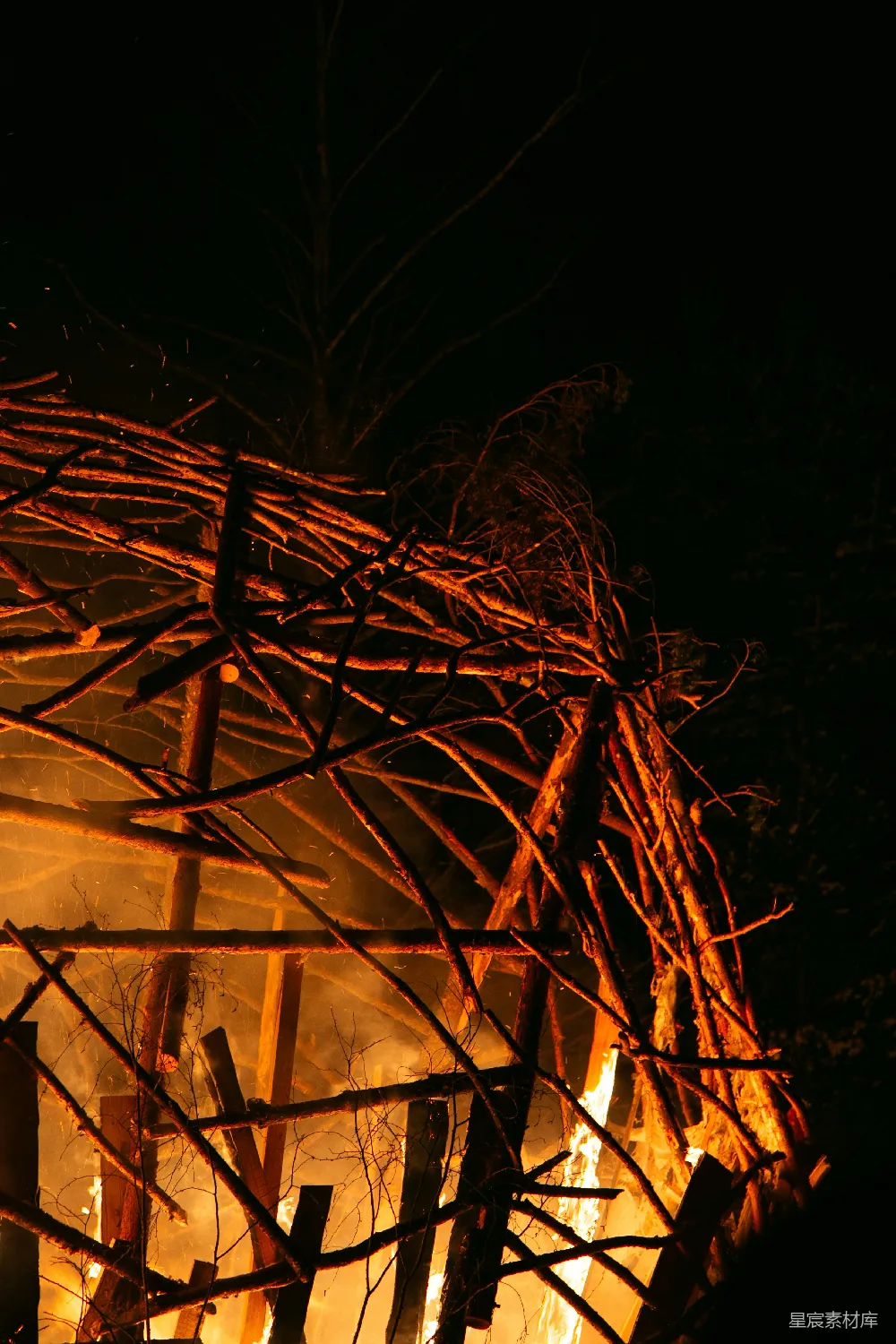 高清摄影 篝火 夜景 自然 户外 温暖 夜晚篝火的火焰与树枝交织的构架