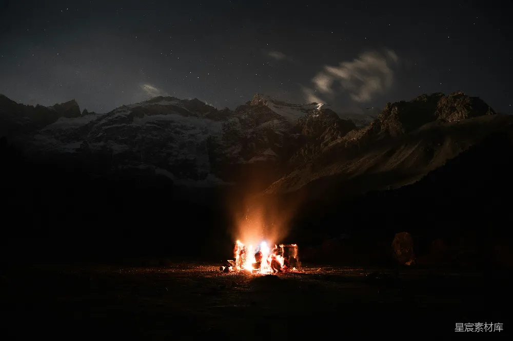 高清摄影 自然风光 篝火 夜晚 山脉 户外活动 星夜下的篝火：与自然的亲密接触