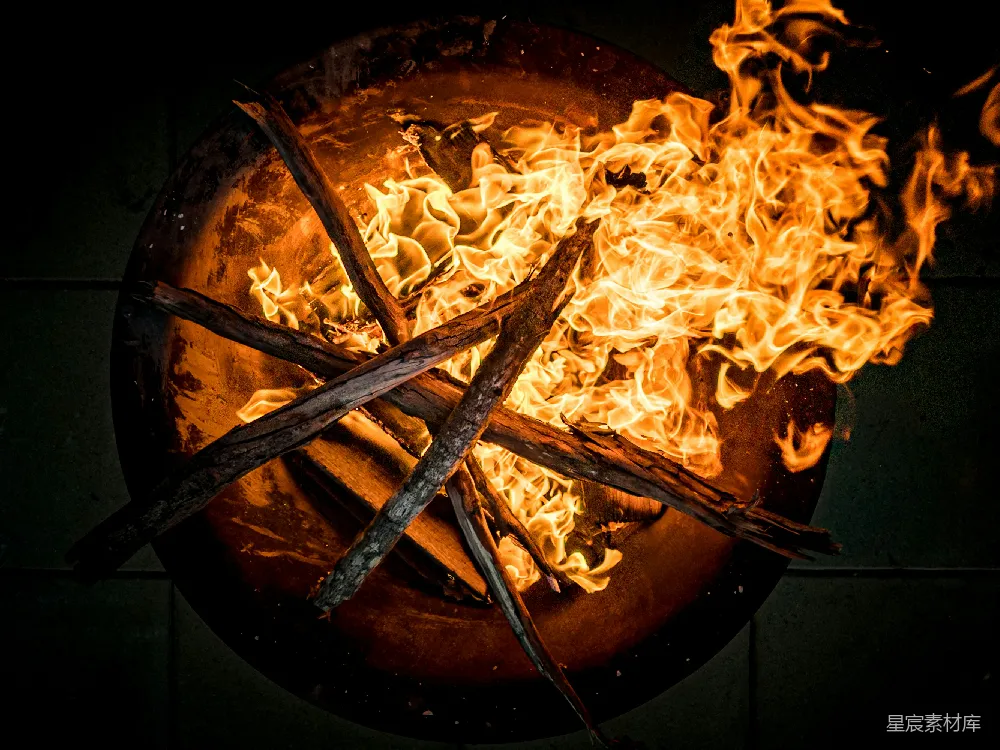 高清摄影 篝火 火光 户外 温暖 自然 篝火燃烧的夜晚