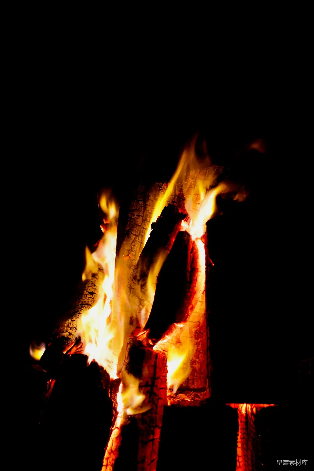 高清摄影 篝火 夜晚 温暖 户外 休闲 篝火