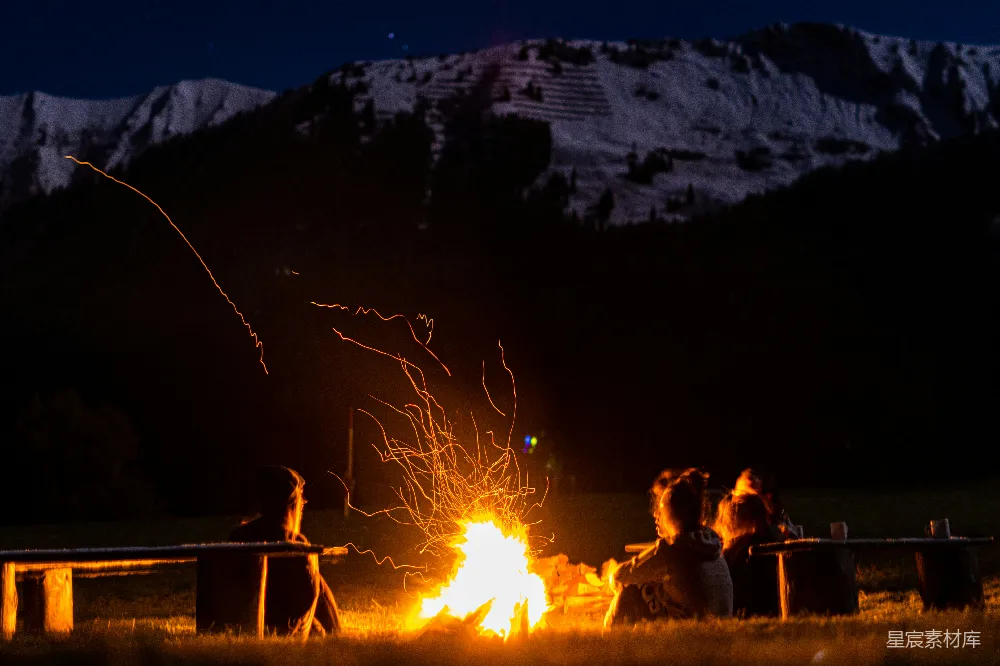 高清摄影 夜晚 篝火 雪山 户外 自然 篝火与雪山下的夜晚