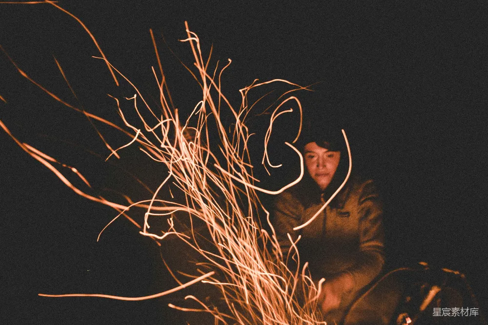 高清摄影 夜景 火花 人物 艺术 夜间 夜幕下的火花与人物