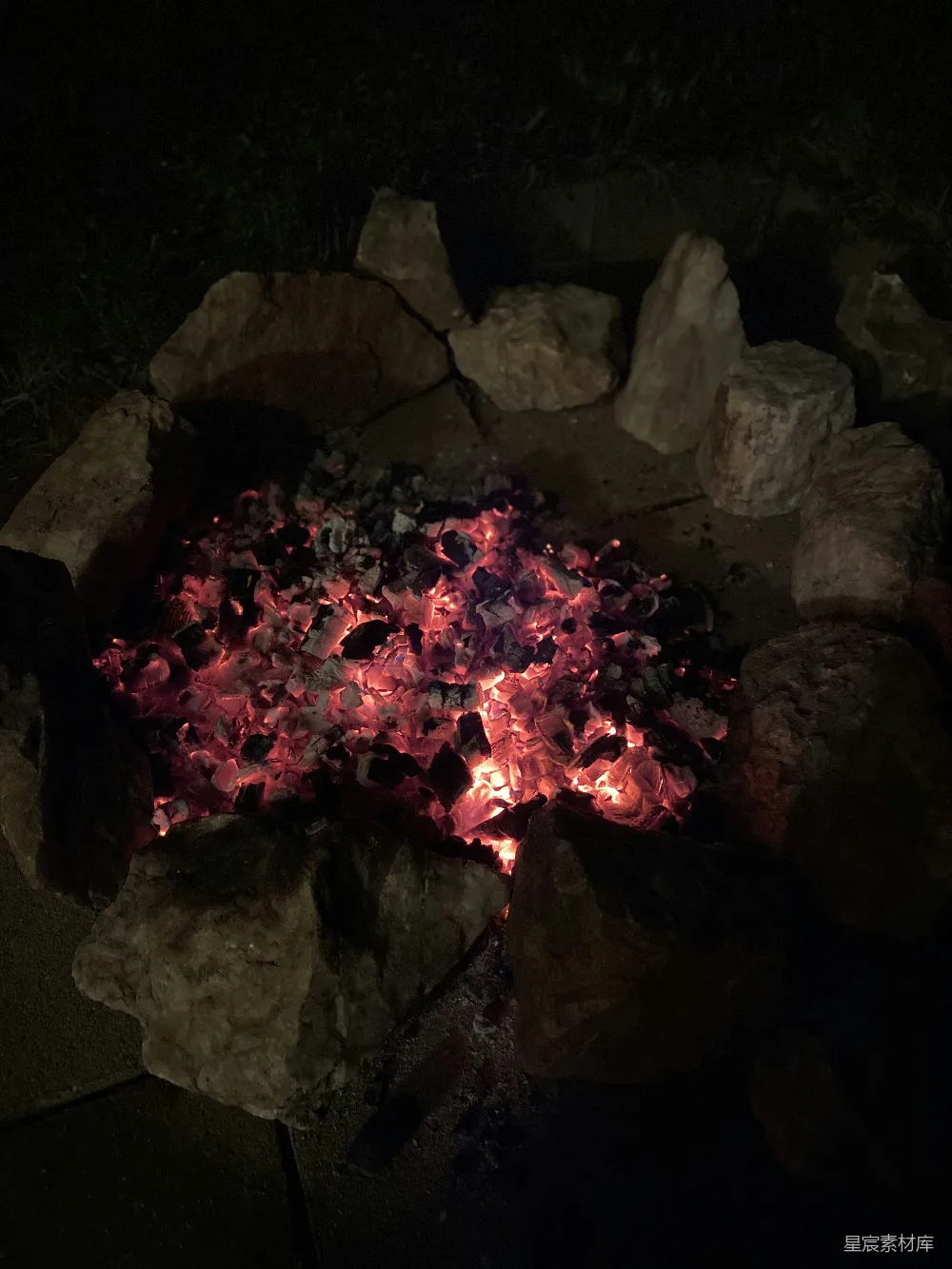 高清摄影 篝火 夜景 余烬 户外 温暖 篝火余烬