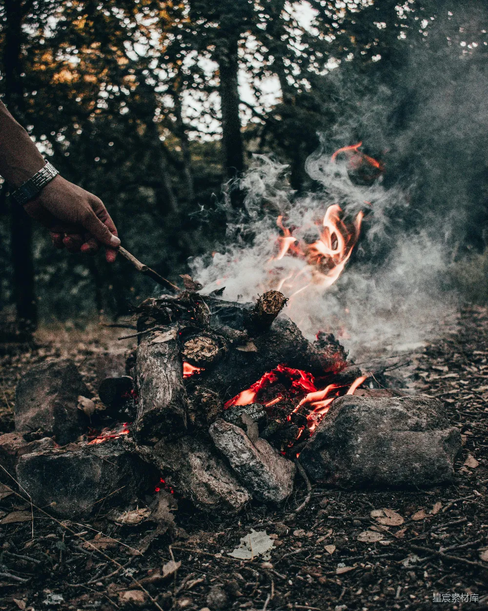 高清摄影 篝火 户外 自然 生活 温暖 篝火中的手
