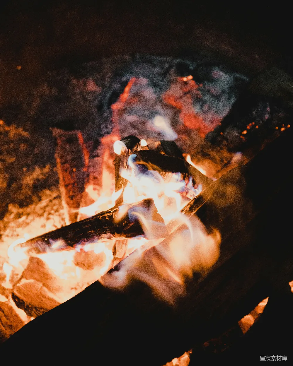 高清摄影 篝火 夜晚 温暖 自然 户外 篝火的温暖