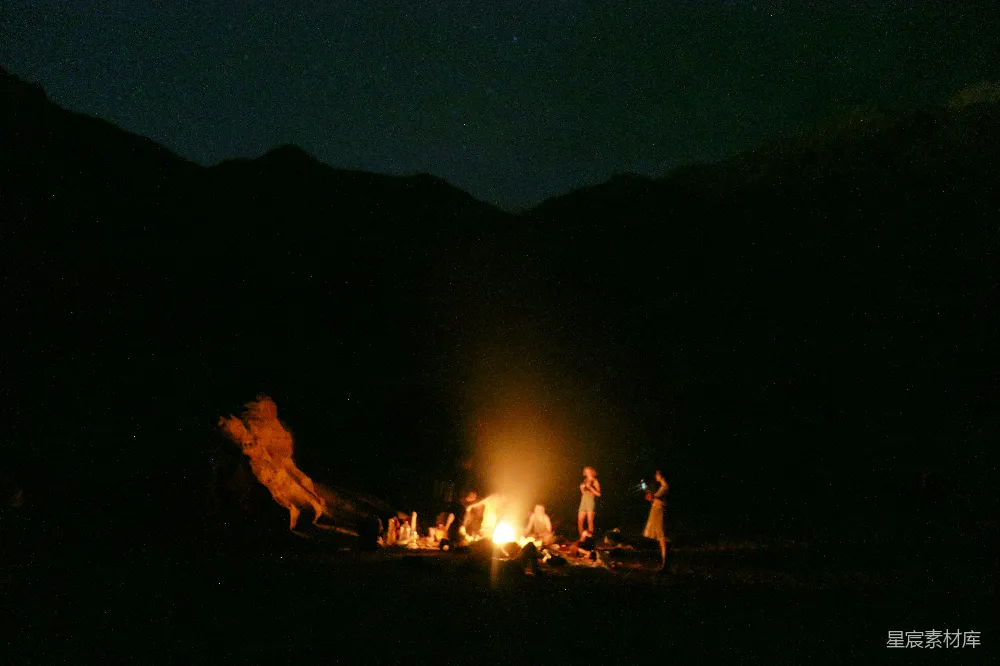 高清摄影 露营 篝火 夜景 山间 户外 篝火夜景下的山间露营