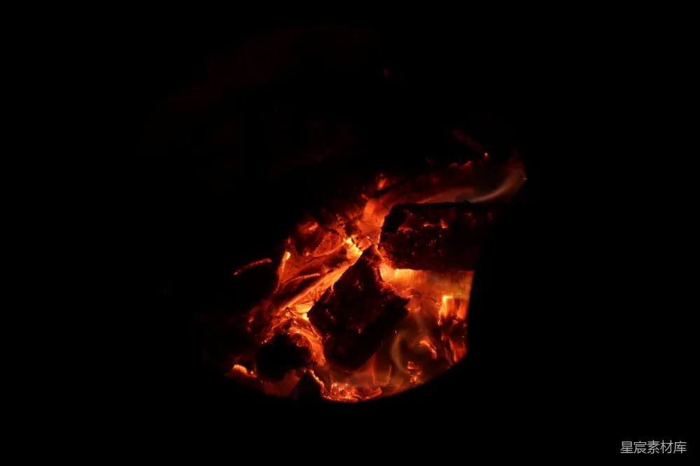 高清摄影 火焰 黑暗 温暖 静谧 自然 夜幕下的火焰