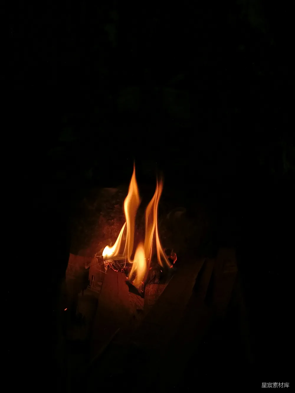 高清摄影 篝火 夜晚 温暖 户外 自然 篝火夜景